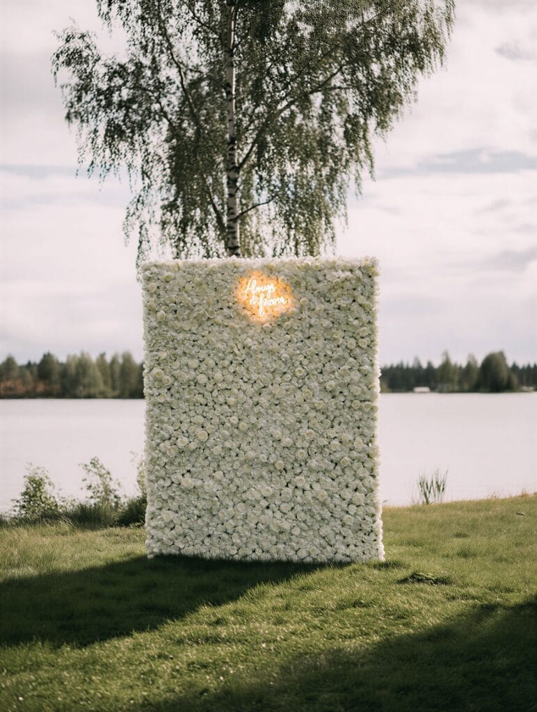 Rovaniemi Weddings kukkaseinä hääkoriste 2026